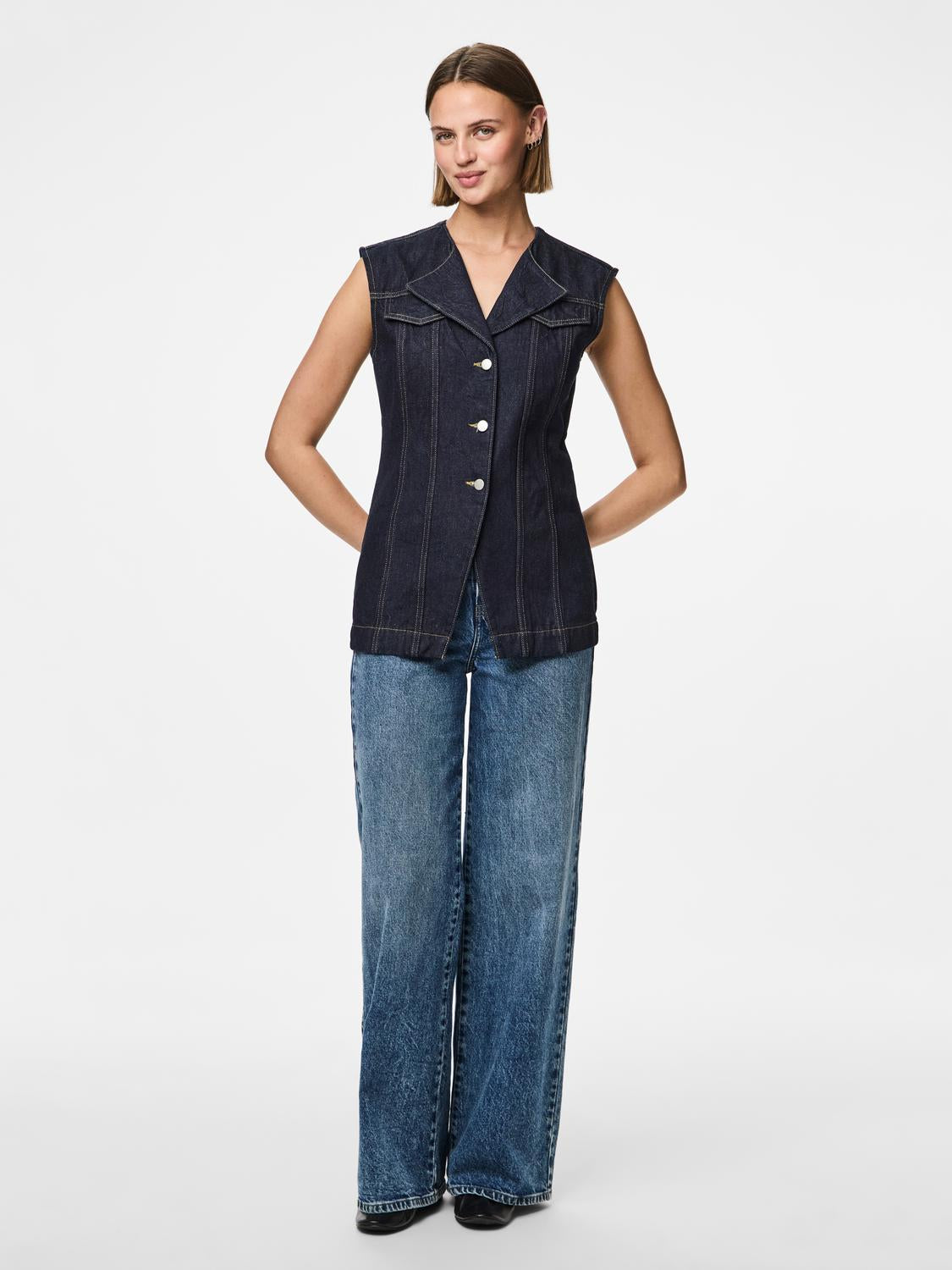 model_shot-front_full
